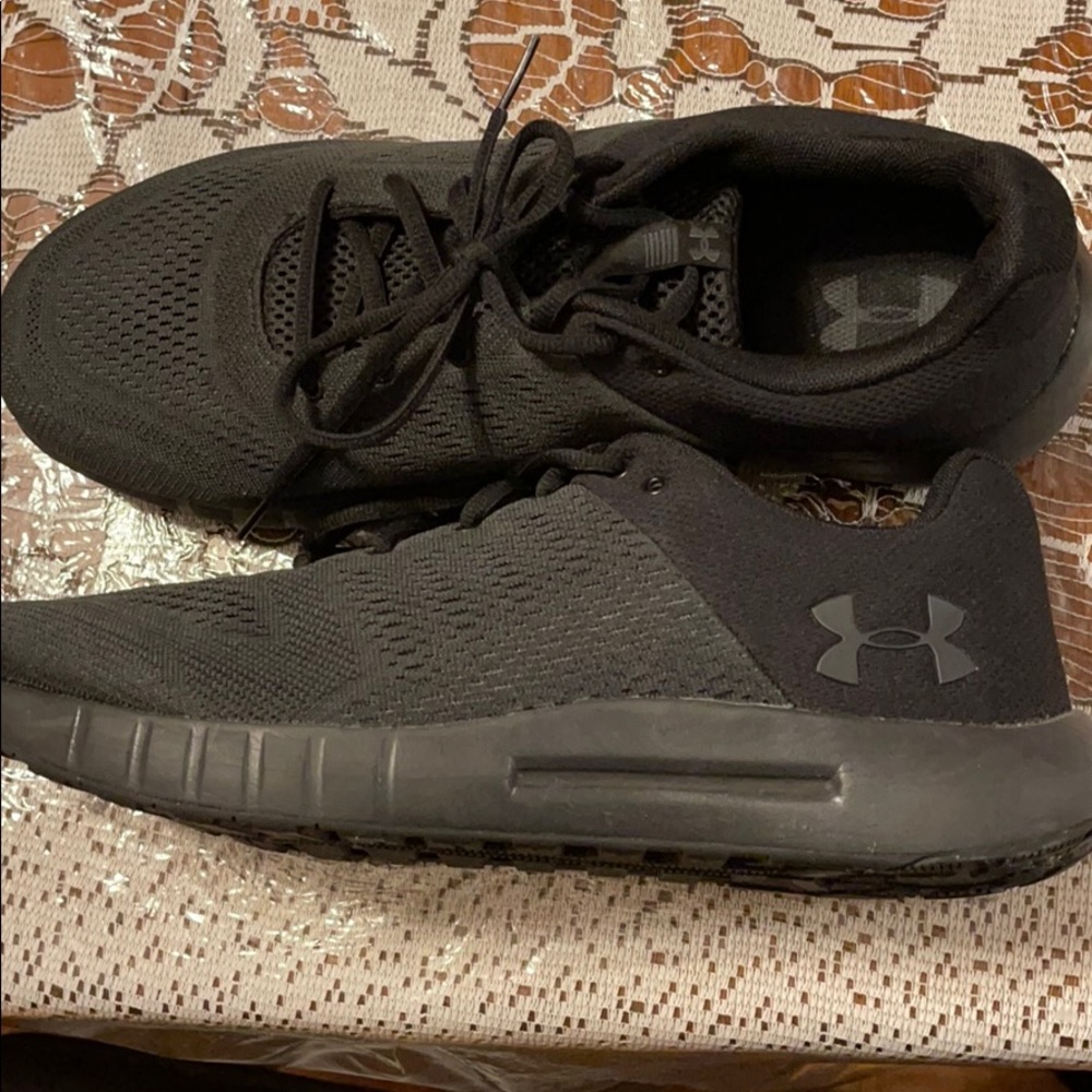 🔥🔥Men’s under armor tennis shoes
